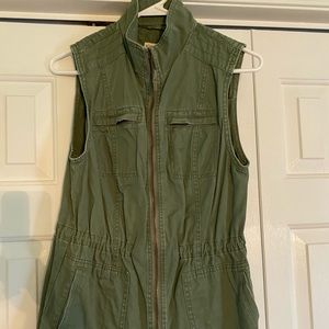 olive green merona vest, small